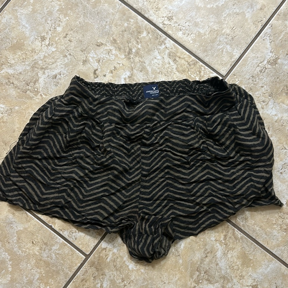 American eagle olive and green pull on shorts medium